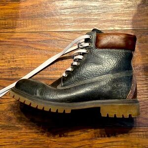 Timberland men’s heritage 6-inch Boots in rugged leather, size 10, lightly worn
